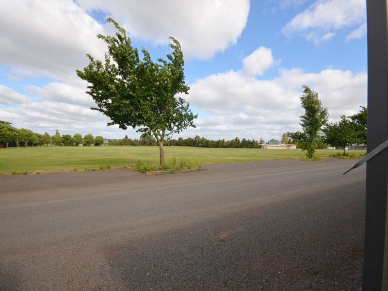 8 Shaw Avenue, Wendouree VIC 3355