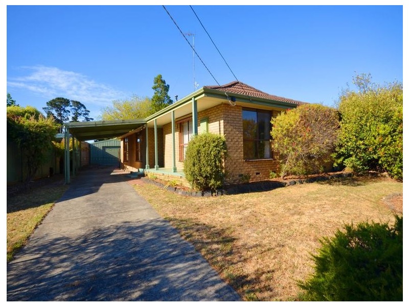8 Iona Drive, Sebastopol VIC 3356