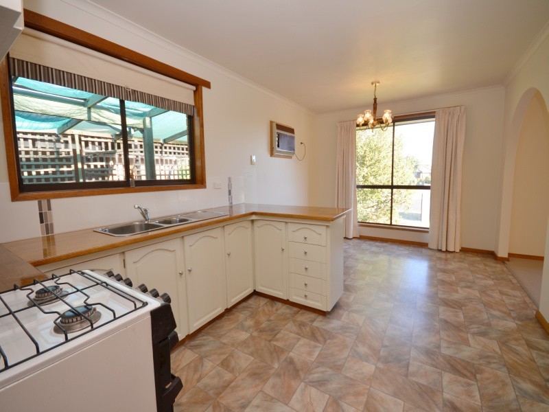 8 Iona Drive, Sebastopol VIC 3356