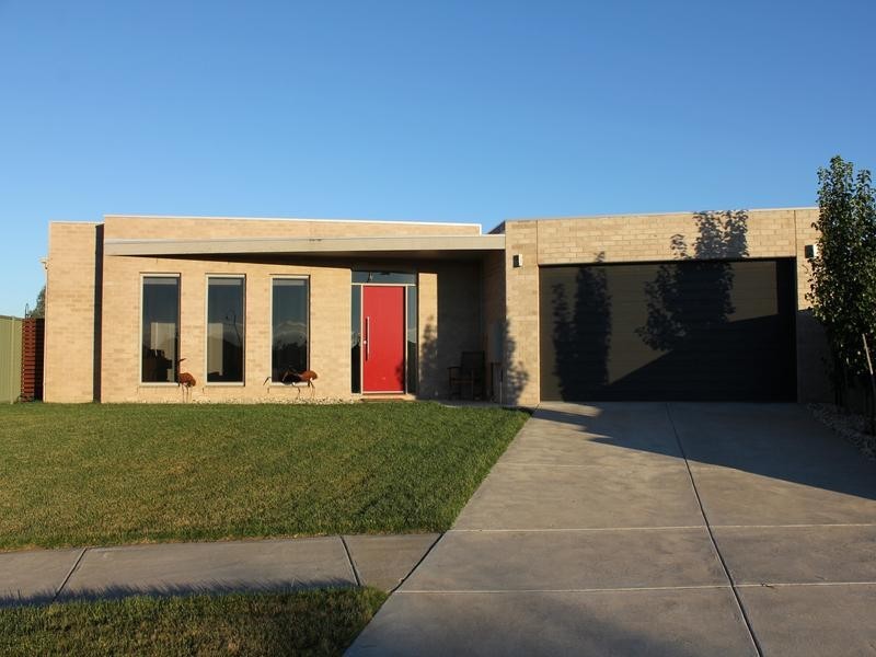 12 Waterside Close, Miners Rest VIC 3352