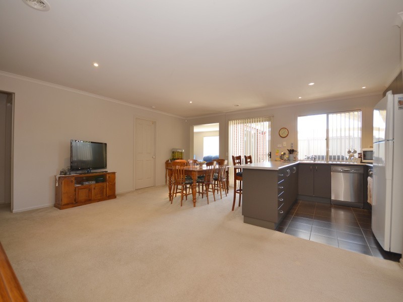 8 Adelphi Close, Delacombe VIC 3356