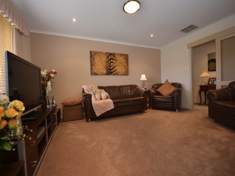 16 Elinand Street, Wendouree VIC 3355