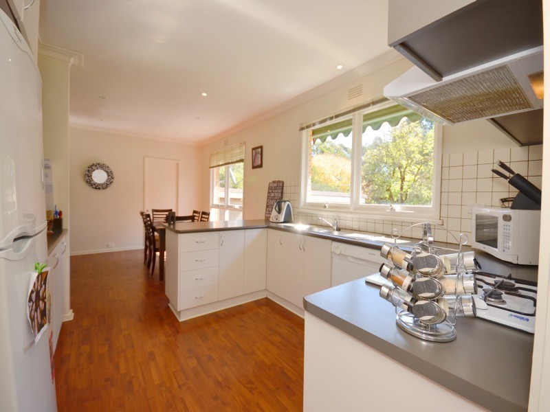 5 Shakespeare Avenue, Mount Helen VIC 3350