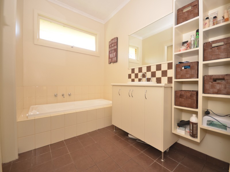 5 Shakespeare Avenue, Mount Helen VIC 3350