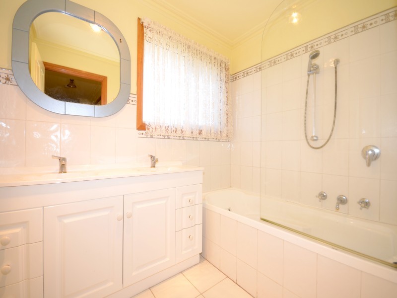 4 Sylvan Court, Delacombe VIC 3356