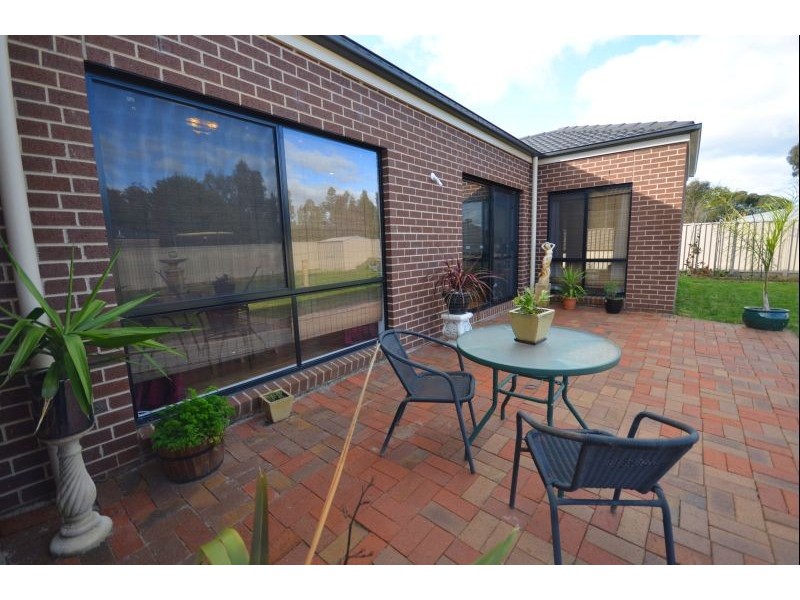 2 Therese Court, Miners Rest VIC 3352