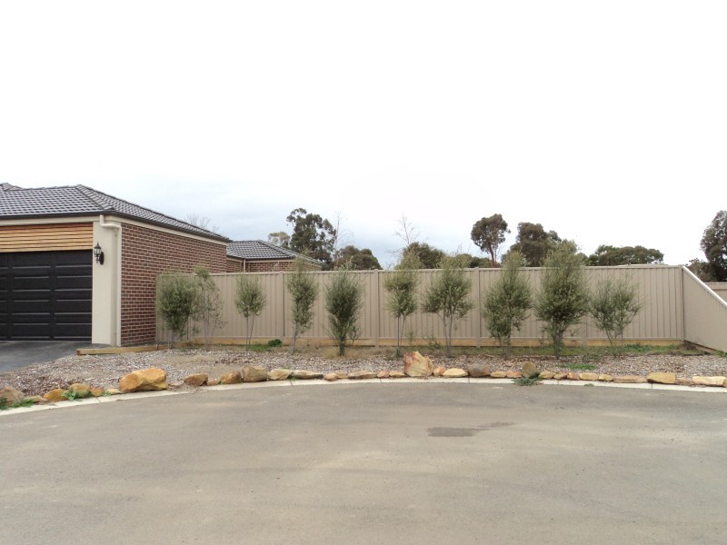 2 Therese Court, Miners Rest VIC 3352