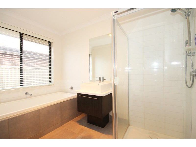 8 Oberon Street, Alfredton VIC 3350