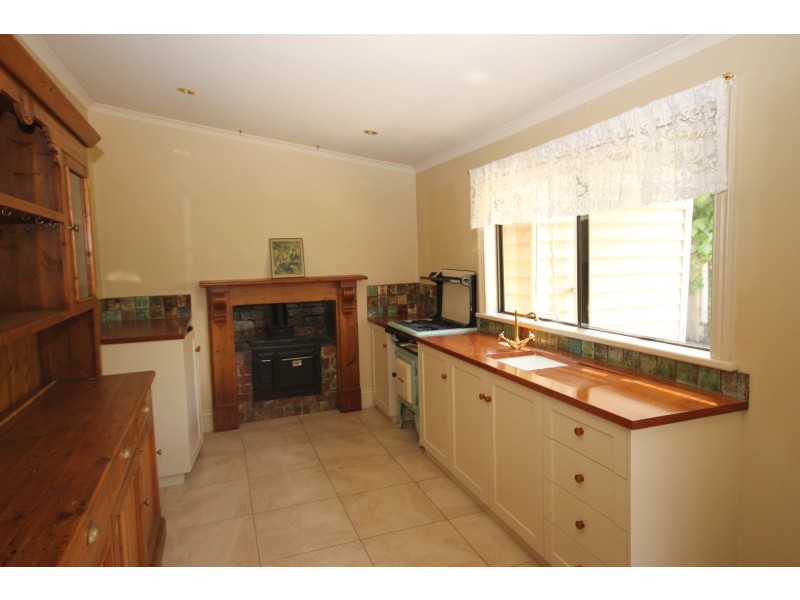 4 Doveton Crescent, Soldiers Hill VIC 3350