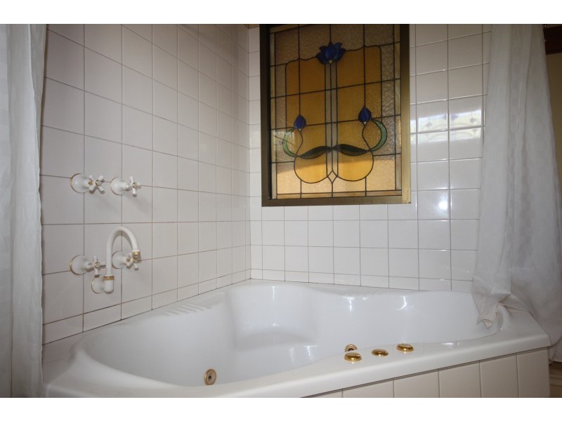 4 Doveton Crescent, Soldiers Hill VIC 3350