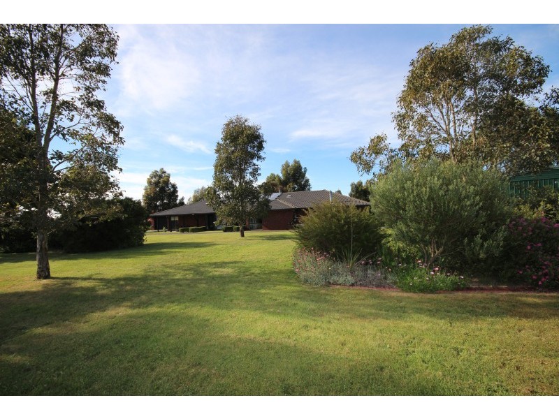 33 Adina Road, Ross Creek VIC 3351