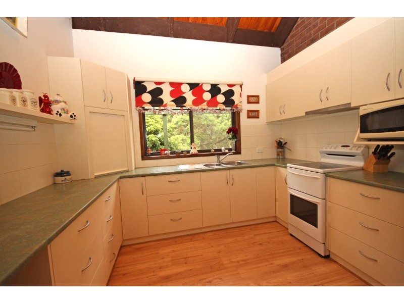 9 Moss Avenue, Mount Helen VIC 3350