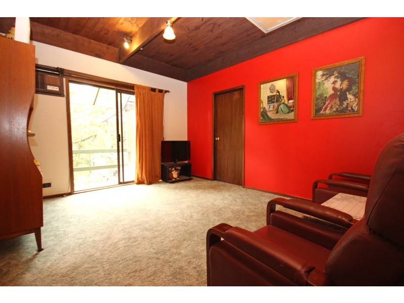 9 Moss Avenue, Mount Helen VIC 3350