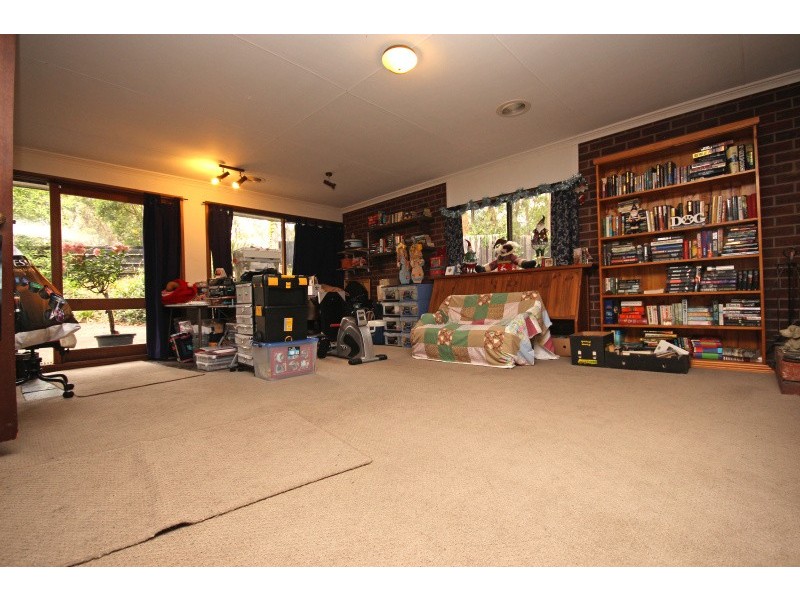 9 Moss Avenue, Mount Helen VIC 3350