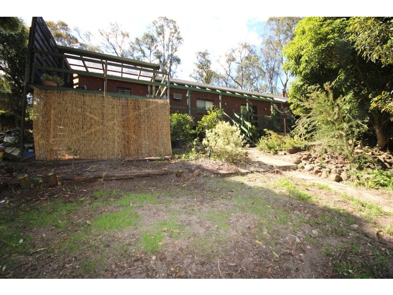 9 Moss Avenue, Mount Helen VIC 3350