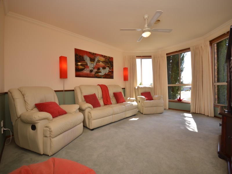 1 Oakbank Drive, Mount Helen VIC 3350