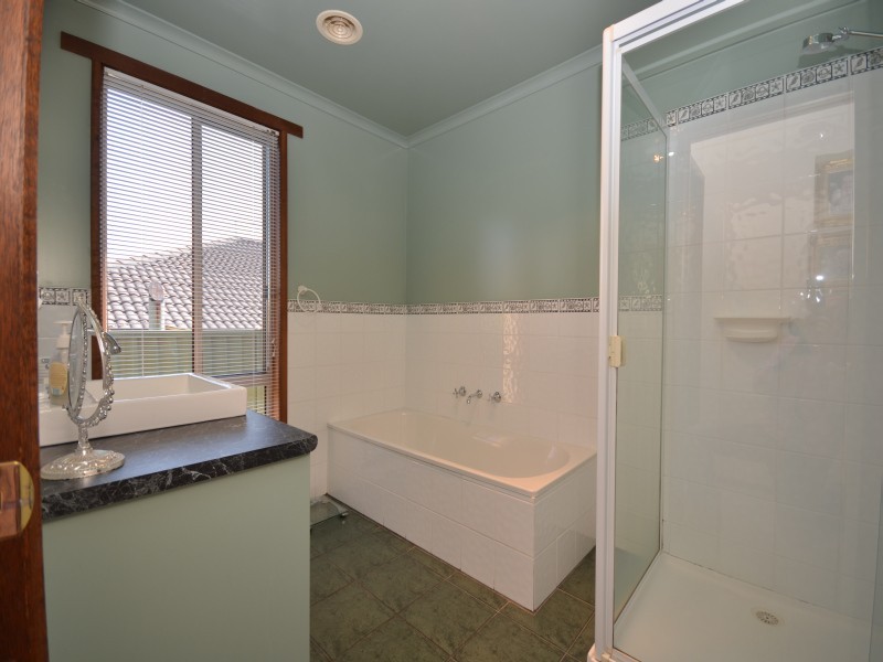 1 Oakbank Drive, Mount Helen VIC 3350