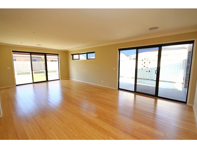 2 Carnaby Way, Canadian VIC 3350