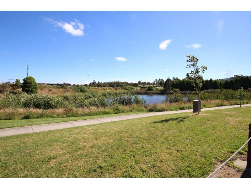 2 Carnaby Way, Canadian VIC 3350