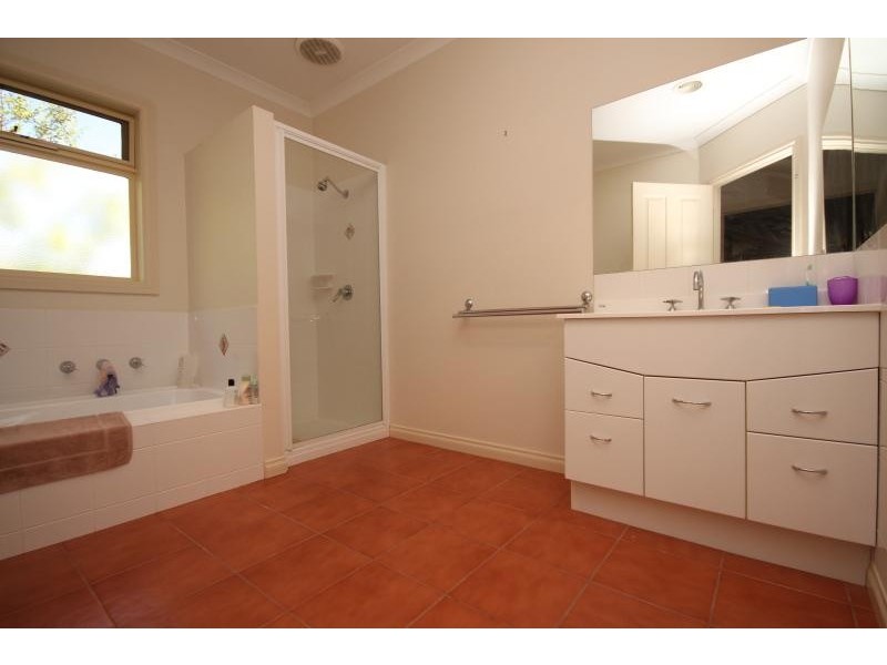 6 St Glens Way, Lake Gardens VIC 3355