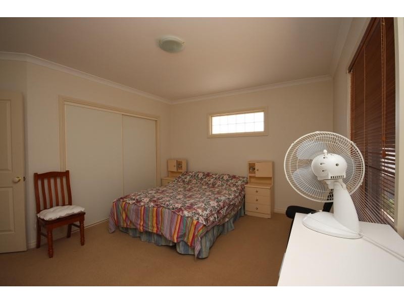 6 St Glens Way, Lake Gardens VIC 3355