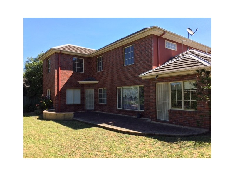 6 St Glens Way, Lake Gardens VIC 3355