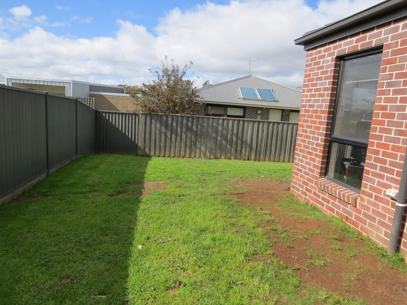 17 Cartledge Avenue, Mount Clear VIC 3350