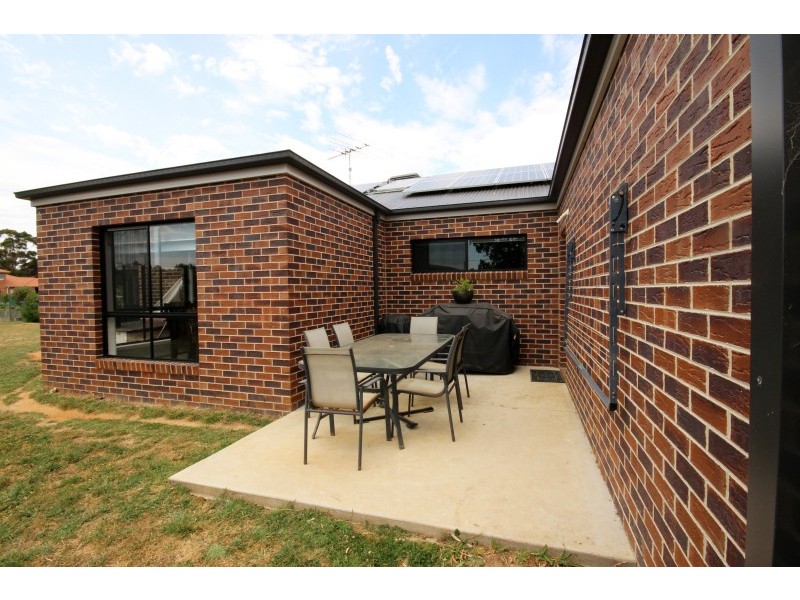 2C Lay Street, Ballan VIC 3342