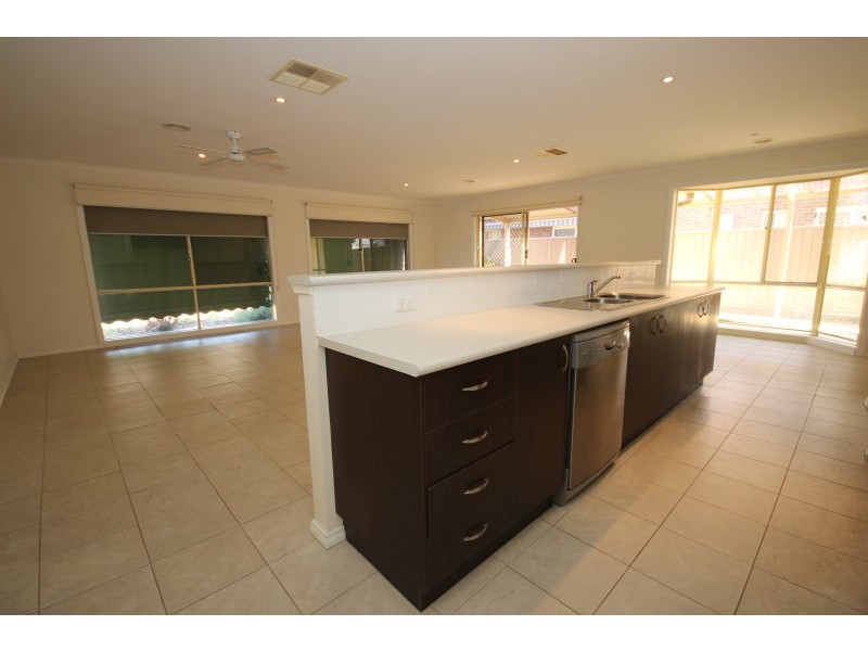 8 Deakin Drive, Delacombe VIC 3356