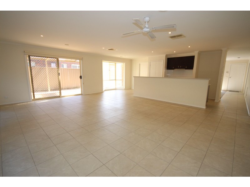 8 Deakin Drive, Delacombe VIC 3356