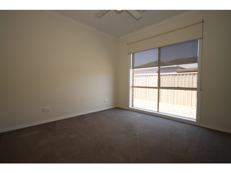 8 Deakin Drive, Delacombe VIC 3356