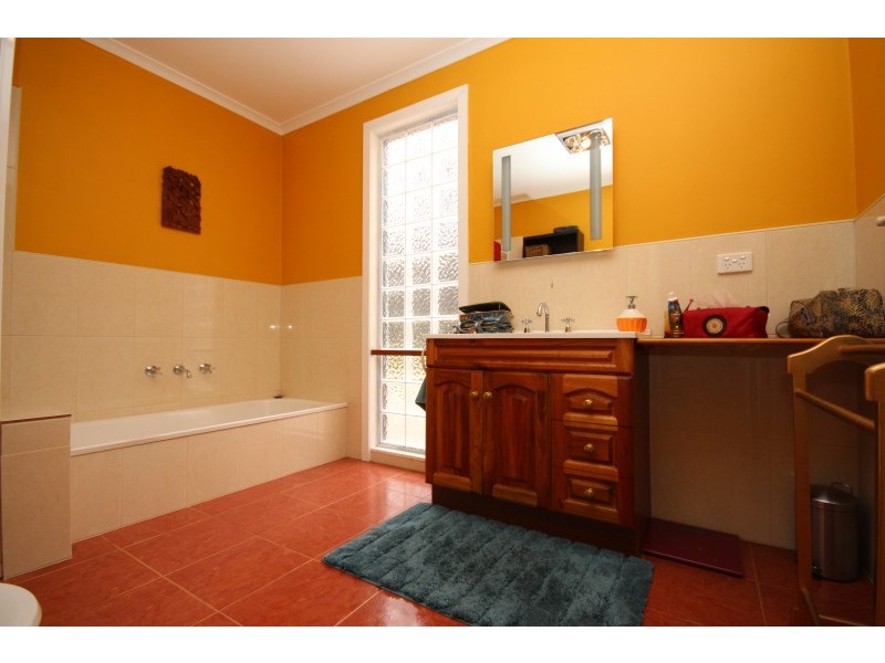 10 Hobbles Road, Coomoora VIC 3461