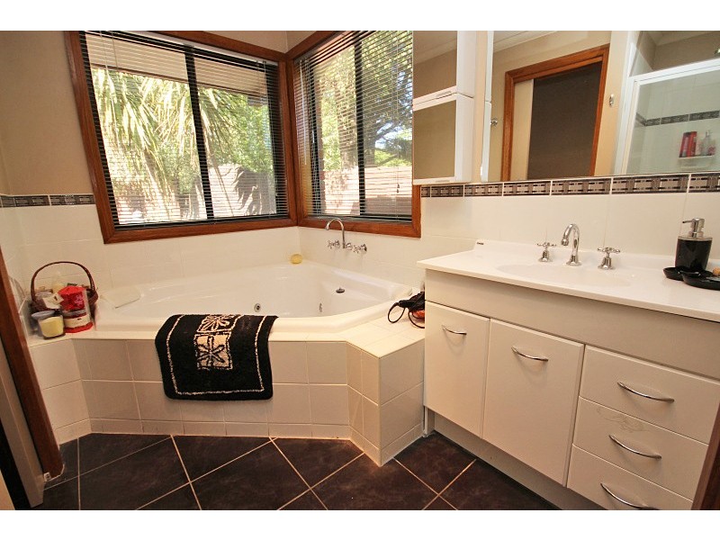 9 Earls Square, Delacombe VIC 3356