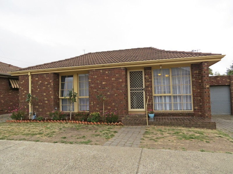 2/106 Burnbank Street, Lake Wendouree VIC 3350