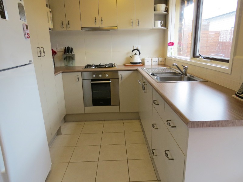 2/106 Burnbank Street, Lake Wendouree VIC 3350