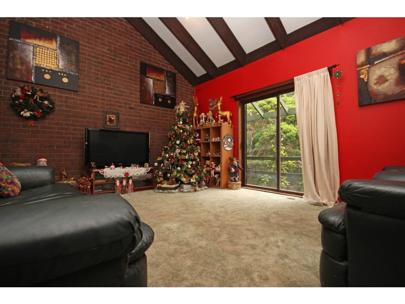 9 Moss Avenue, Mount Helen VIC 3350