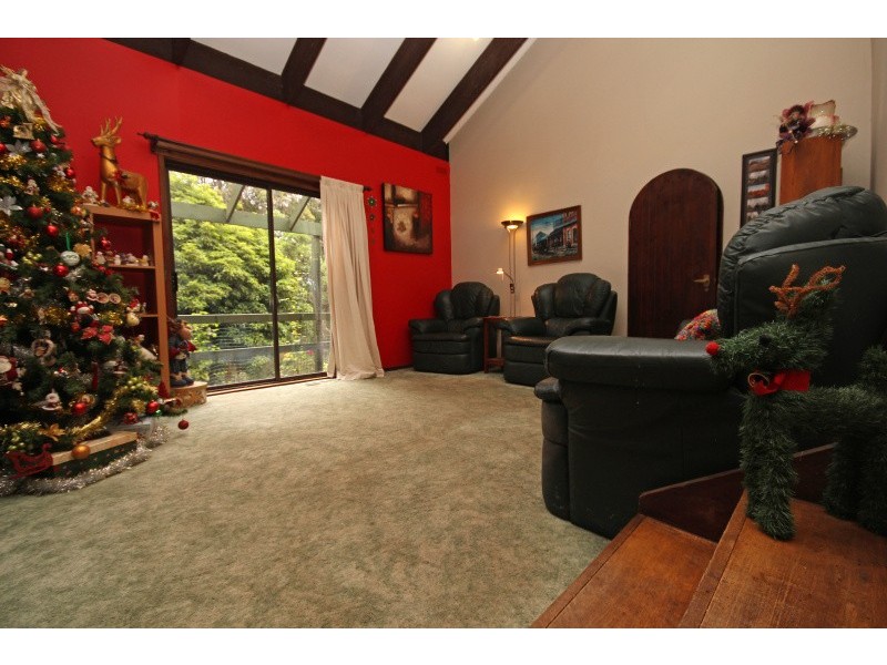 9 Moss Avenue, Mount Helen VIC 3350