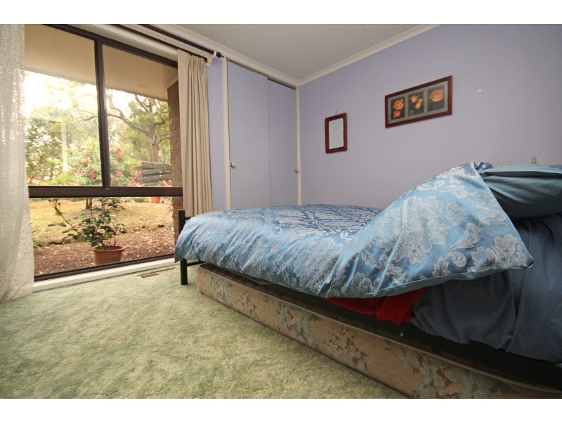 9 Moss Avenue, Mount Helen VIC 3350