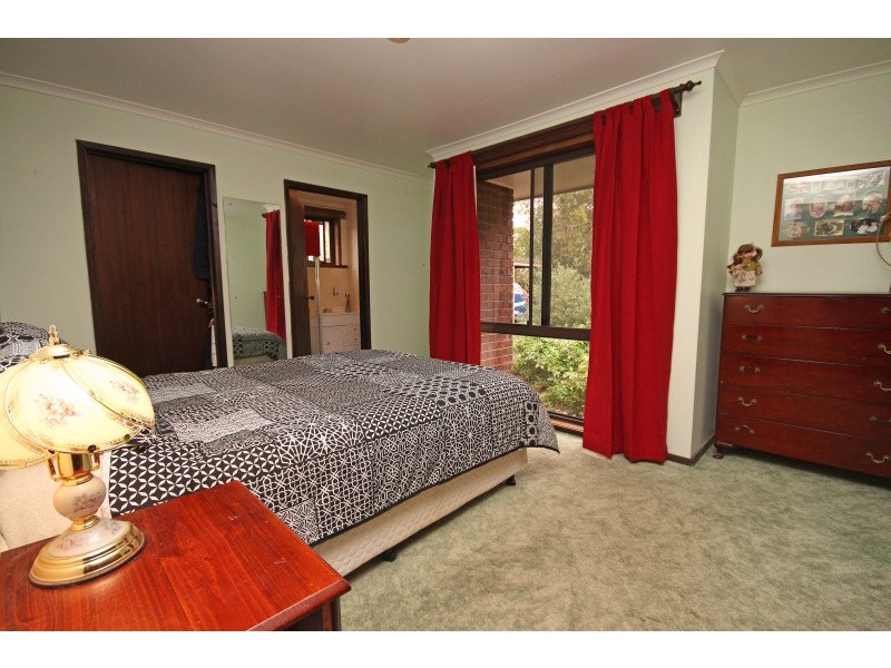 9 Moss Avenue, Mount Helen VIC 3350