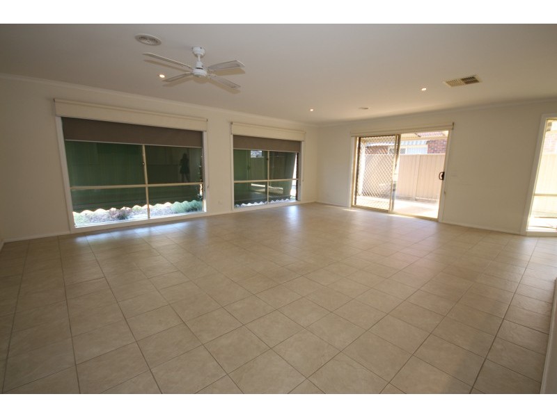 8 Deakin Drive, Delacombe VIC 3356