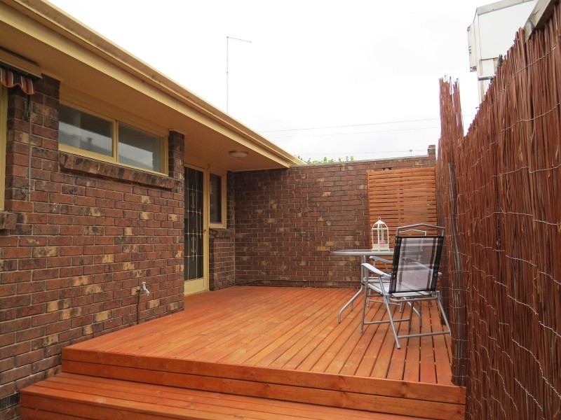 2/106 Burnbank Street, Lake Wendouree VIC 3350