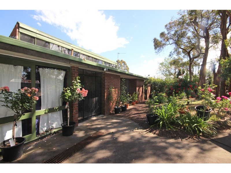 9 Moss Avenue, Mount Helen VIC 3350