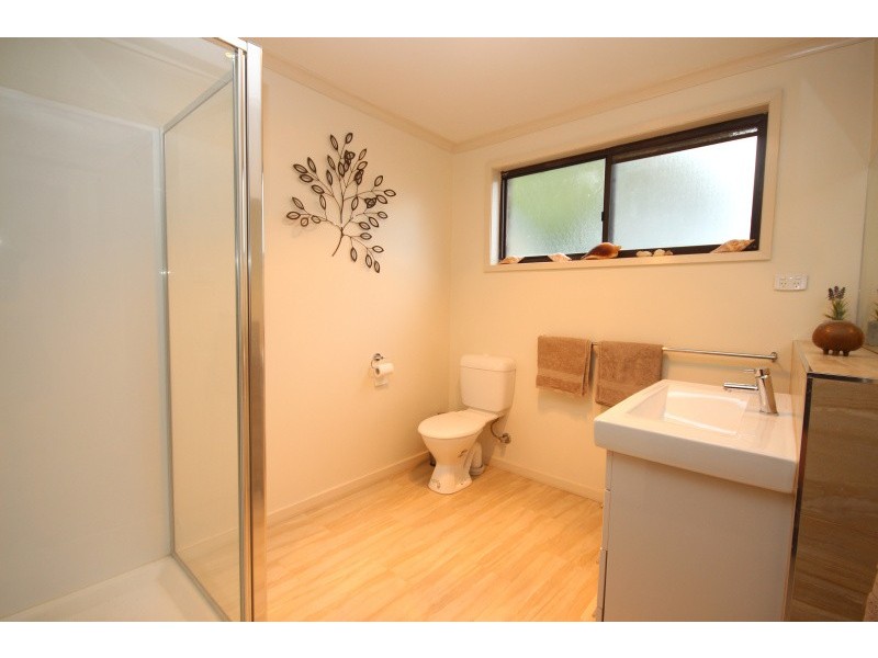 9 Moss Avenue, Mount Helen VIC 3350