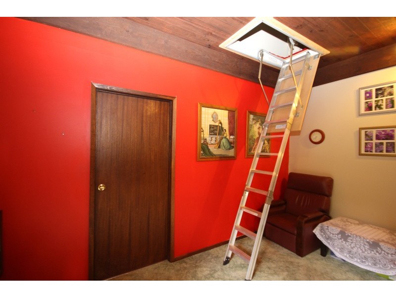 9 Moss Avenue, Mount Helen VIC 3350