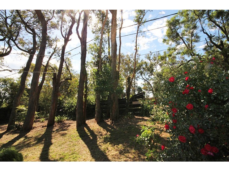 9 Moss Avenue, Mount Helen VIC 3350