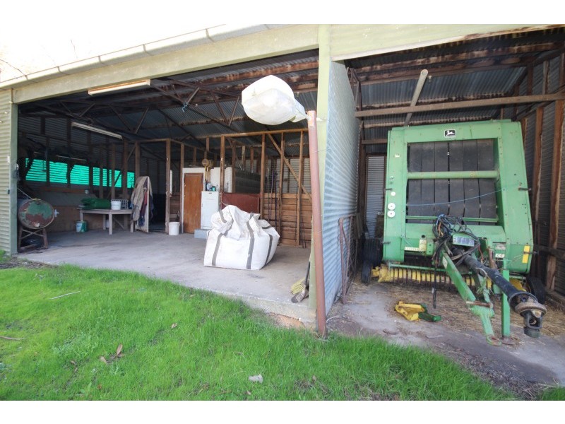 786 Brays Road, Ross Creek VIC 3351