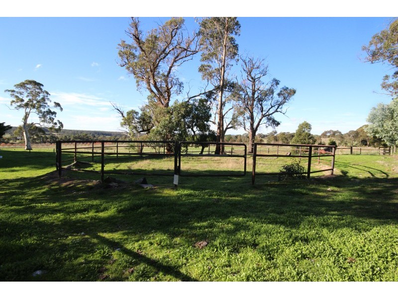 786 Brays Road, Ross Creek VIC 3351
