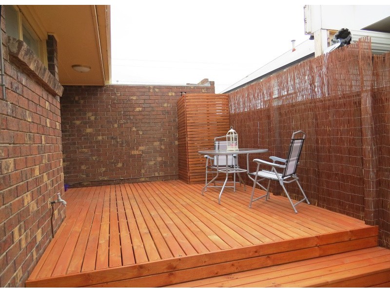 2/106 Burnbank Street, Lake Wendouree VIC 3350