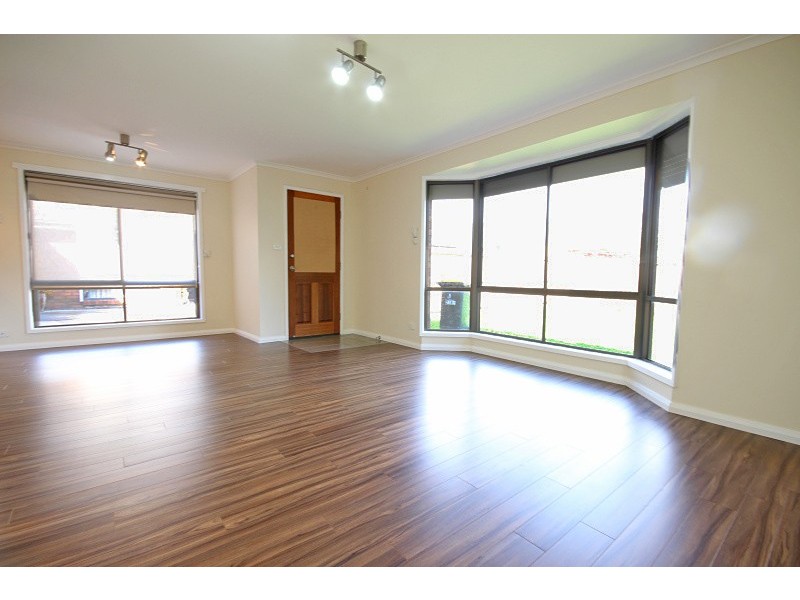 2/61 Grandview Grove, Wendouree VIC 3355