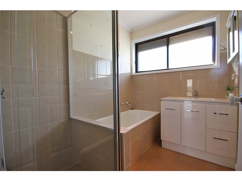 2/61 Grandview Grove, Wendouree VIC 3355